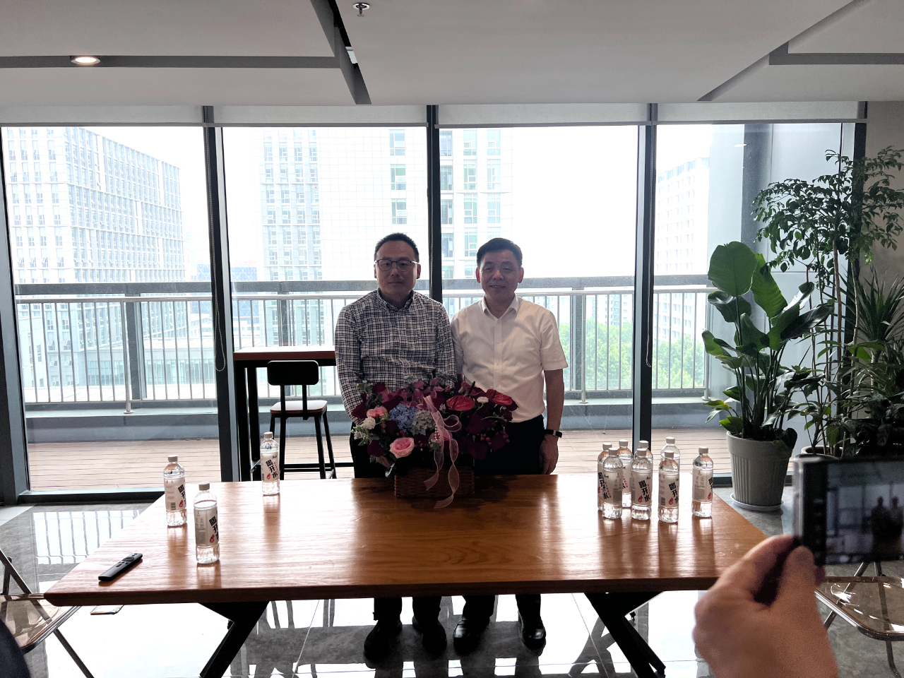 省科协党组书记过利平在“全国科技工作者日”慰问顾忠泽教授